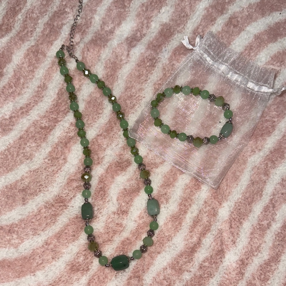 Elegant Green Beaded Necklace and Bracelet Set